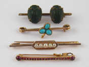 Appraisal: A mixed lot comprising four bar brooches including one carat