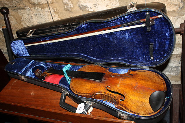 Appraisal: A TH CENTURY GERMAN VIOLIN with a pseudo genie maggini