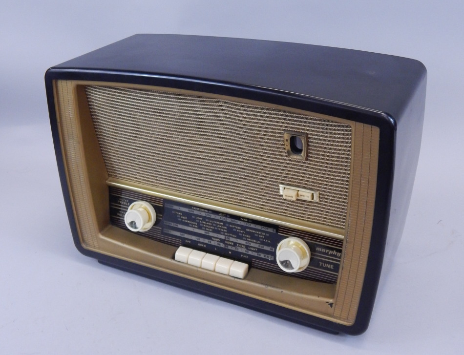 Appraisal: A Murphy type A Bakelite radio cm wide