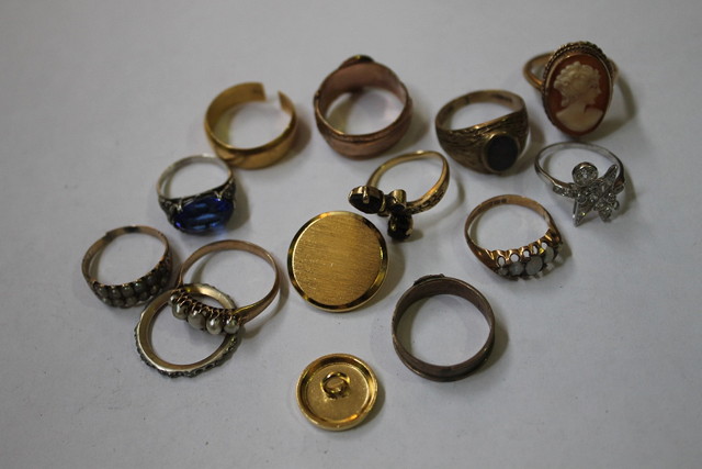 Appraisal: A COLLECTION OF GOLD AND OTHER RINGS including a ct