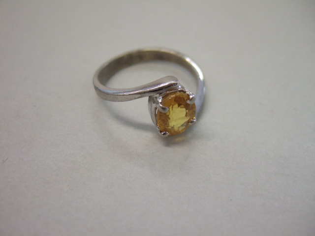 Appraisal: A yellow sapphire set single stone ring claw set with