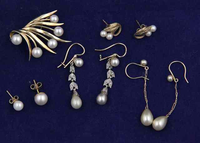 Appraisal: A gold and pearl brooch of leaf spray form stamped