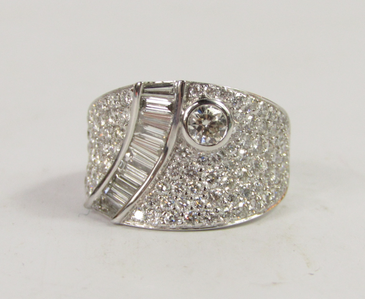 Appraisal: A diamond cluster ring set with brilliant and baguette cut