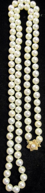 Appraisal: Lady's cultured pearl necklaceSingle strand approximately mm each featuring a