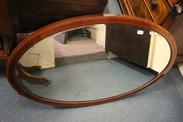 Appraisal: AN EDWARDIAN OVAL WALL MIRROR with mahogany and satinwood banded