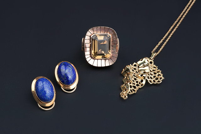 Appraisal: A PAIR OF OVAL LAPIS LAZULI EARCLIPS with hinged clip