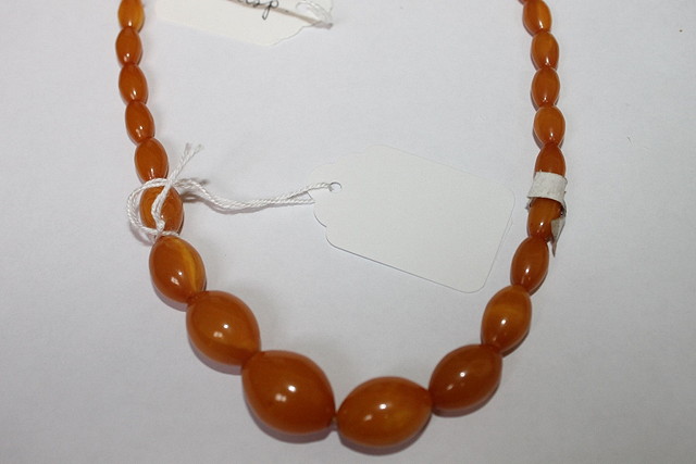 Appraisal: A GRADUATED AMBER NECKLACE the beads of oval form and