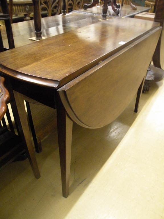 Appraisal: A mahogany oval drop leaf table