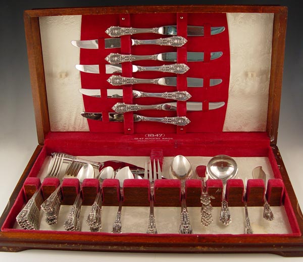 Appraisal: WALLACE ROSE POINT STERLING FLATWARE SERVICE pieces in the Rose