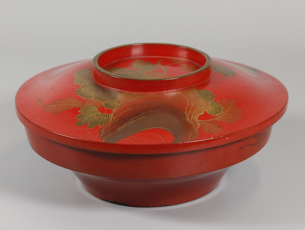 Appraisal: Japanese lacquer cover box possibly th c in diameter x