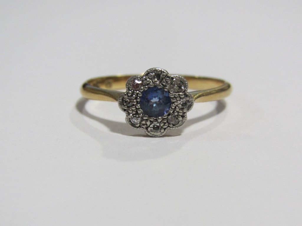 Appraisal: Nineteen thirties ct gold sapphire and diamond daisy cluster ring