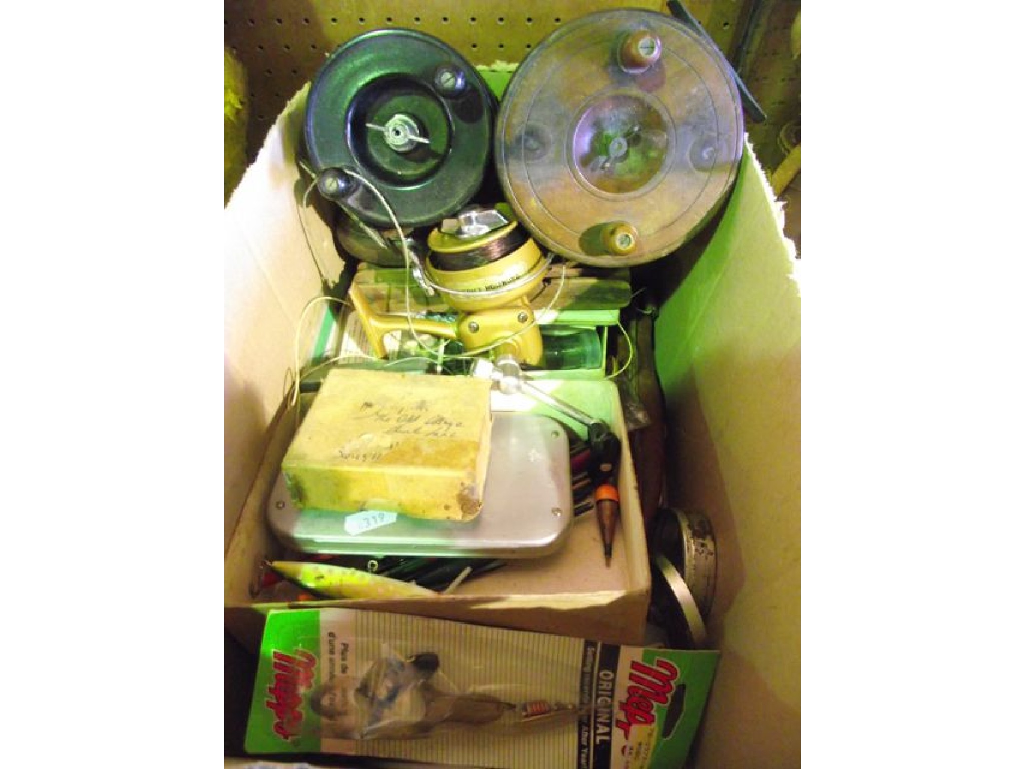 Appraisal: A box containing a quantity of vintage fishing reels and