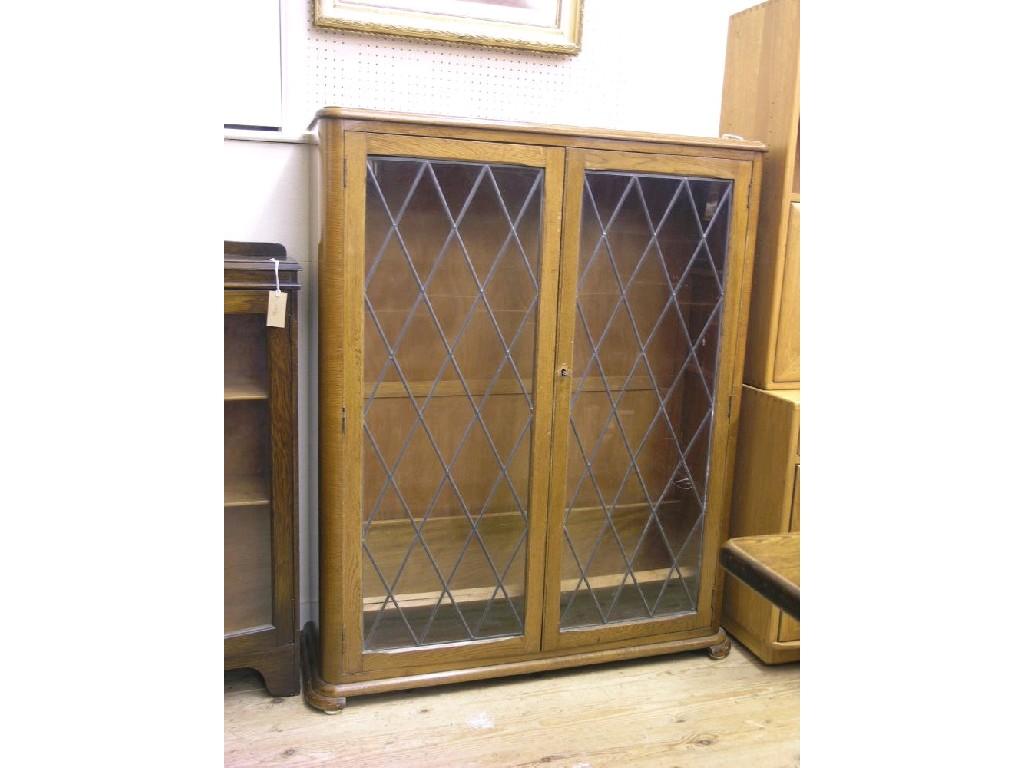 Appraisal: A medium oak bookcase three shelves enclosed by a pair