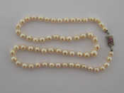 Appraisal: A single strand cultured pearl necklace composed of graduated pearls