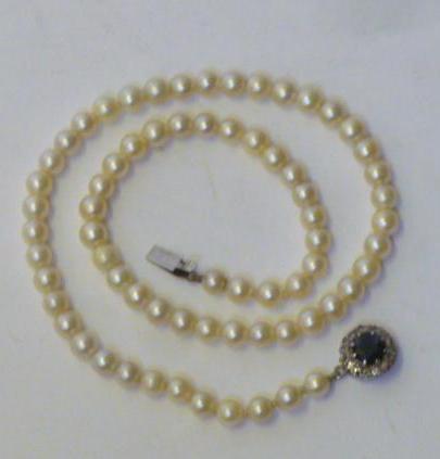 Appraisal: A CULTURED PEARL NECKLACE the uniform single strand of pearls