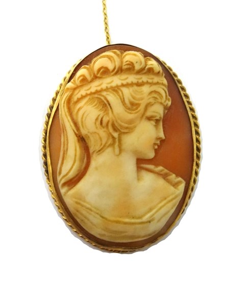 Appraisal: A ct gold mounted oval shell cameo brooch carved as