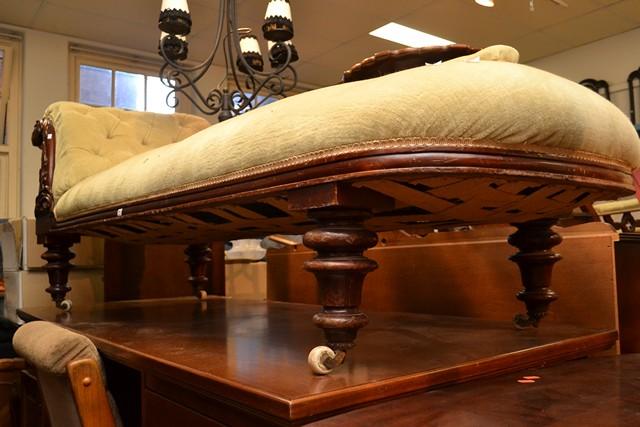 Appraisal: AN EDWARDIAN CHAISE LOUNGE AN EDWARDIAN CHAISE LOUNGE