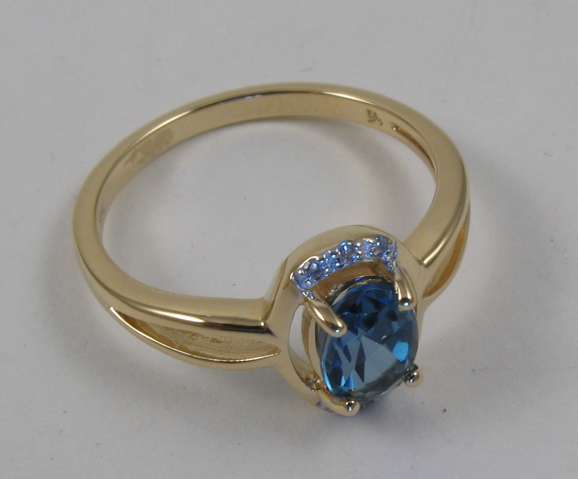 Appraisal: BLUE TOPAZ AND DIAMOND RING k yellow gold and centering