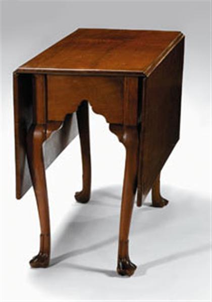 Appraisal: Queen Anne walnut drop leaf table th century Rectangular top