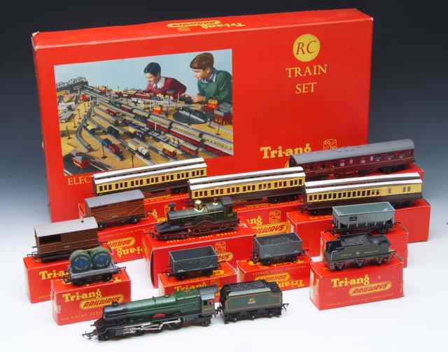 Appraisal: A TRI-ANG RAILWAY 'OO' GAUGE SET an R 'Lord of