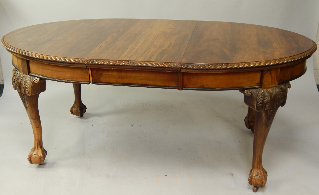 Appraisal: A reproduction mahogany oval extending dining table with wind-out action