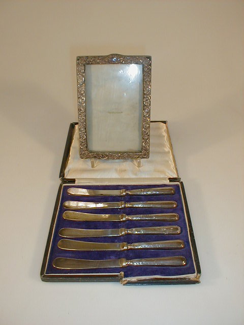 Appraisal: An Edward VII silver photo frame rectangular embossed with flowers