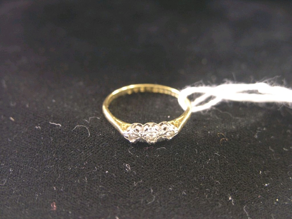 Appraisal: An ct gold and diamond ring three small diamonds within