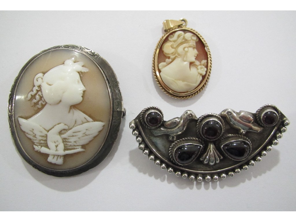 Appraisal: Lot comprising ct gold mounted cameo pendant Victorian cameo brooch