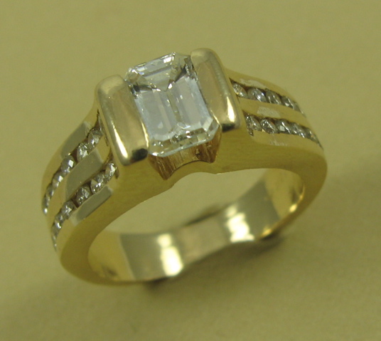 Appraisal: DIAMOND AND YELLOW GOLD RING K yellow gold setting featuring