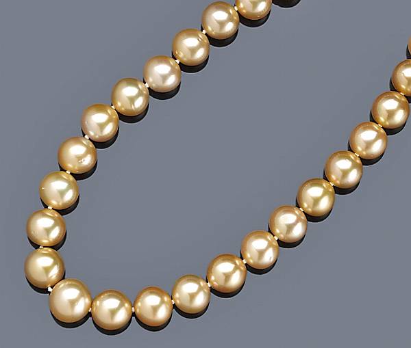 Appraisal: A graduated golden South Sea cultured pearl and diamond necklace