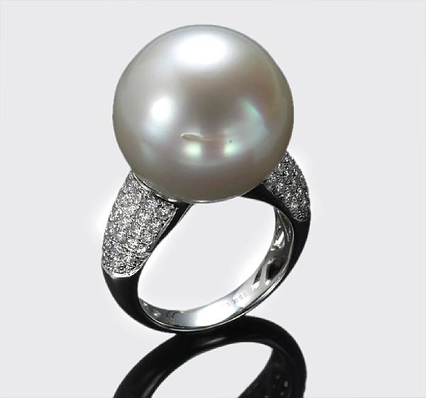 Appraisal: A South Sea cultured pearl and diamond ring centering a