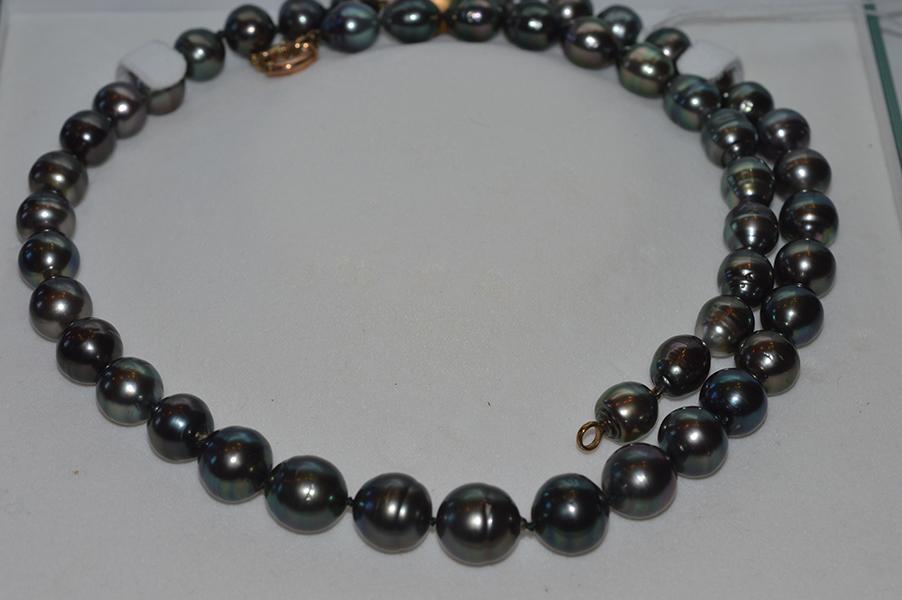 Appraisal: A TAHITIAN PEARL BAROQUE NECKLACE AND BRACELET RETAILED BY MAKERS