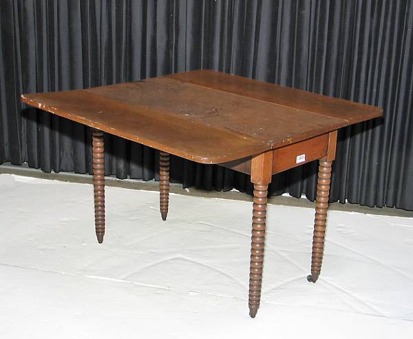 Appraisal: A Federal mahogany drop leaf table first quarter th century