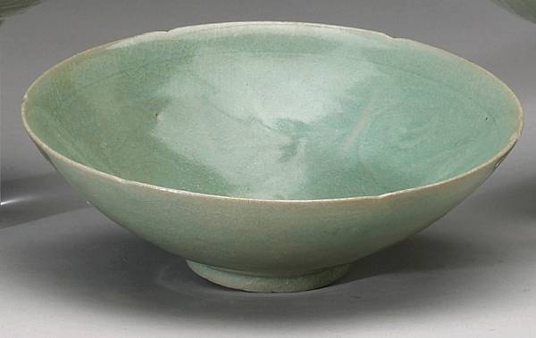 Appraisal: A celadon glazed stoneware bowl with five-lobed rim Goryeo Dynasty