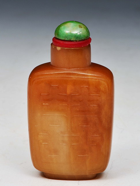 Appraisal: A CHINESE RECTANGULAR SNUFF BOTTLE in mottled brown cafe-au-lait agate