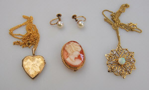 Appraisal: Collection of mid th century jewellery including pierced floral style