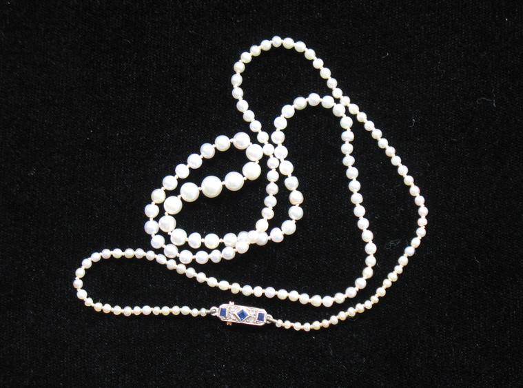 Appraisal: A GRADUATED ROW OF KNOTTED SEED PEARLS the Art Deco