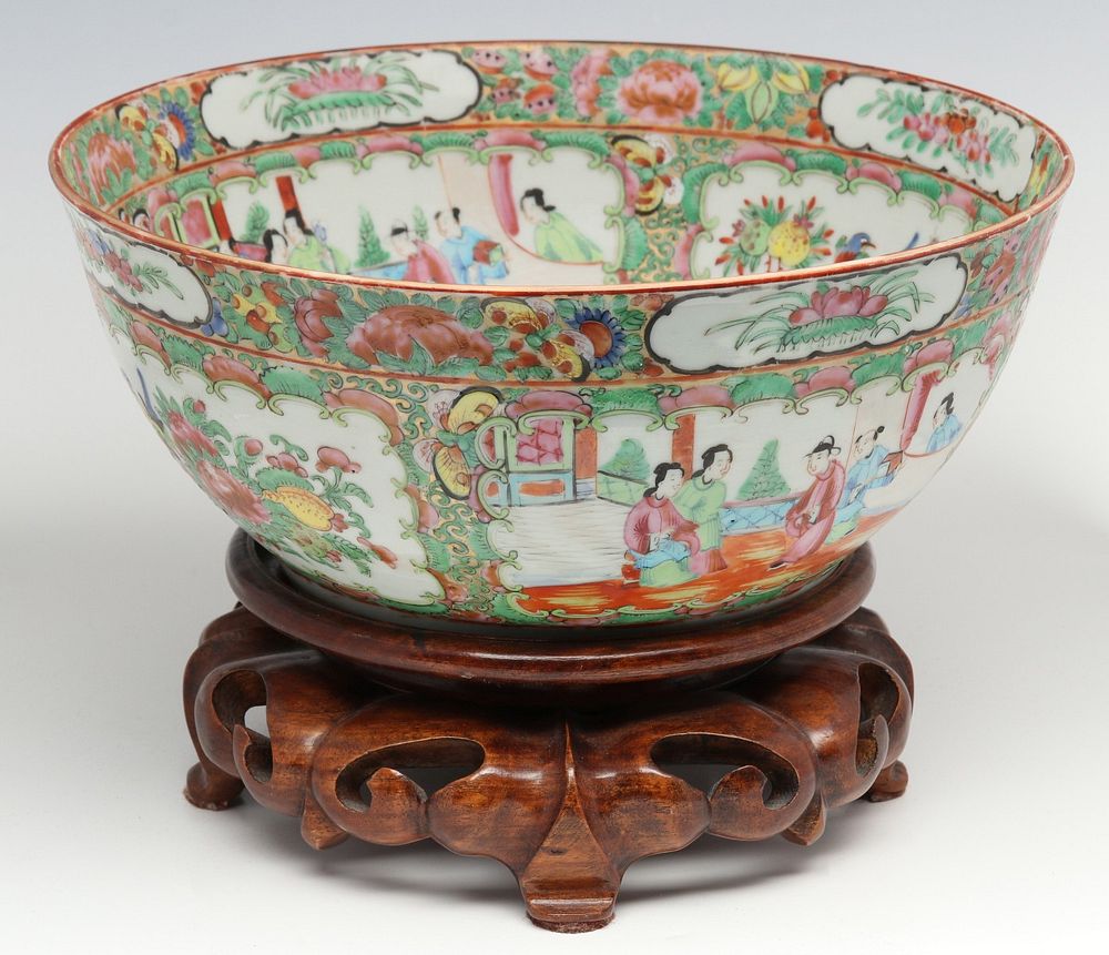 Appraisal: A LARGE CHINESE EXPORT ROSE MEDALLION PUNCH BOWL The exterior