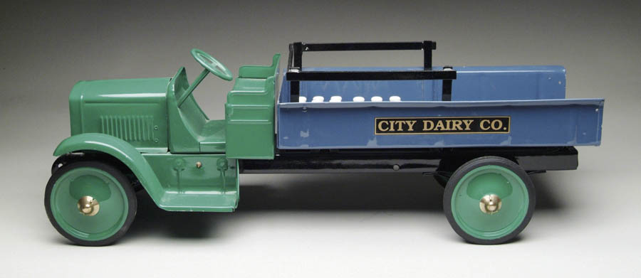 Appraisal: STEELCRAFT CITY DAIRY TRUCK Cab of truck is painted green