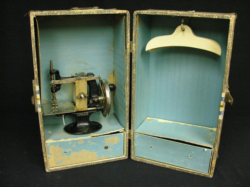 Appraisal: SMALL SINGER HAND CRANK SEWING MACHINE In doll trunk carrying