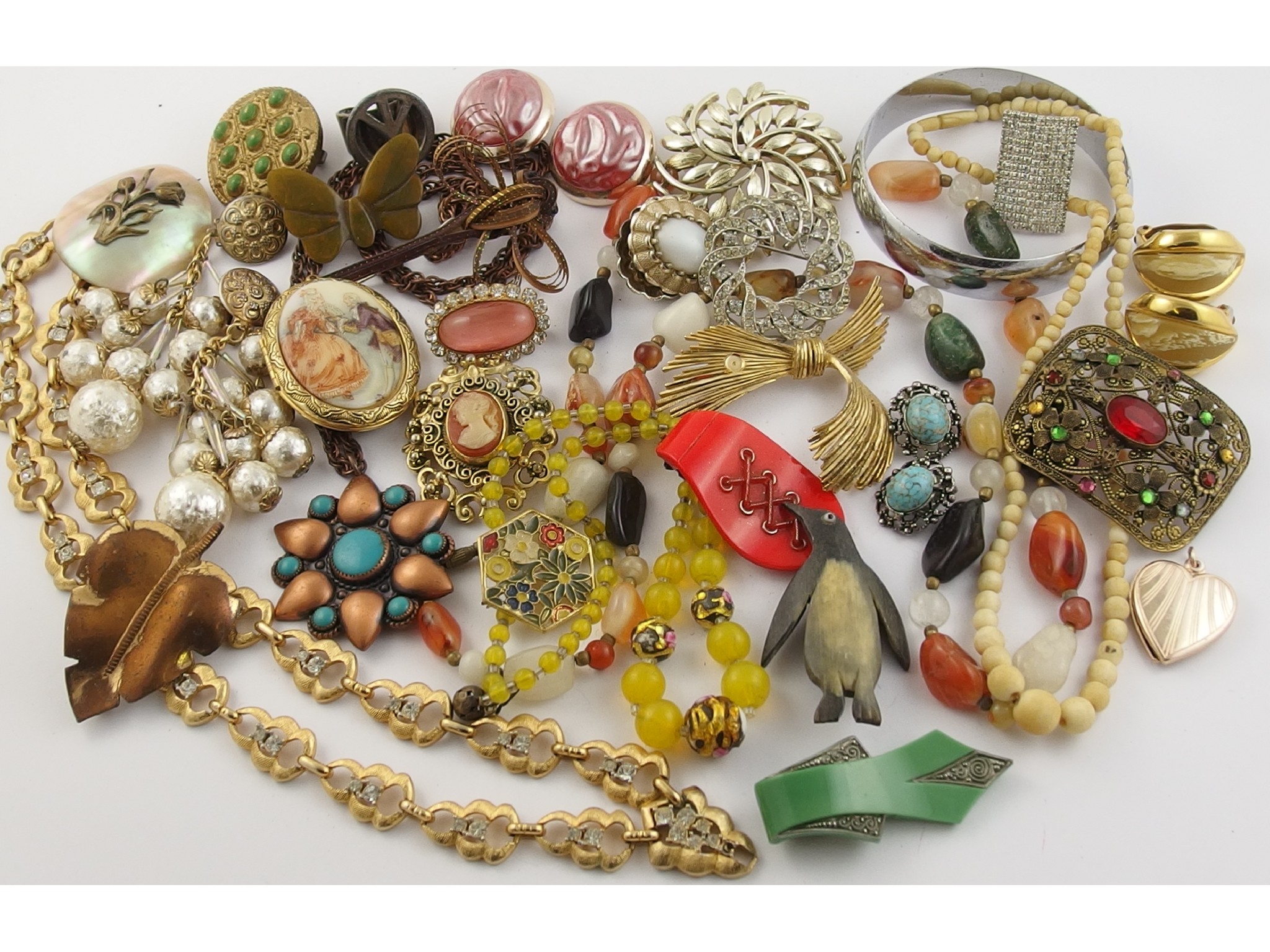 Appraisal: A good collection of vintage costume jewellery to include a