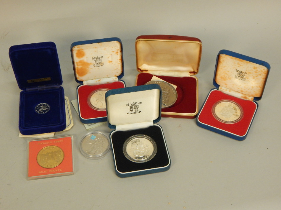 Appraisal: A quantity of silver and other commemorative coins to include