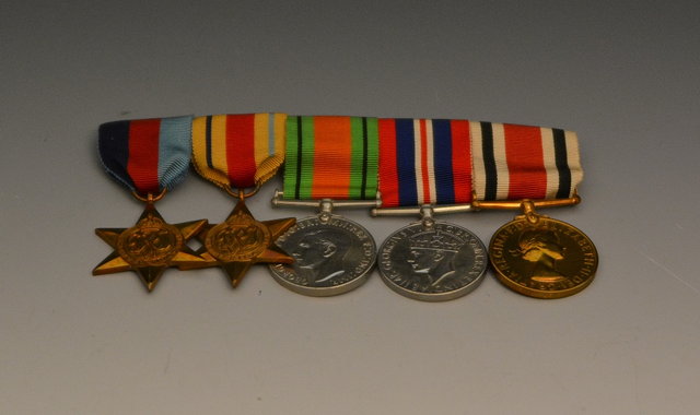 Appraisal: A suite of WW medalscomprising a War medal Defence medal