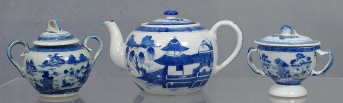 Appraisal: Chinese Export porcelain Canton teapot h covered sugar bowls one