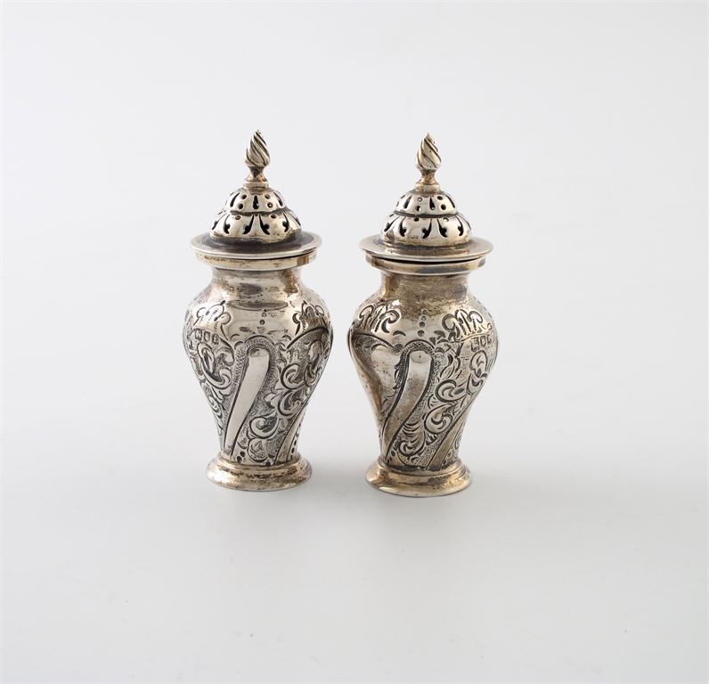 Appraisal: A pair of Edwardian silver pepper pots