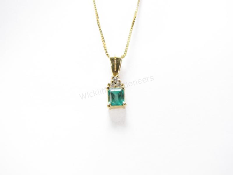 Appraisal: An K yellow gold pendant with very nice bright kelly