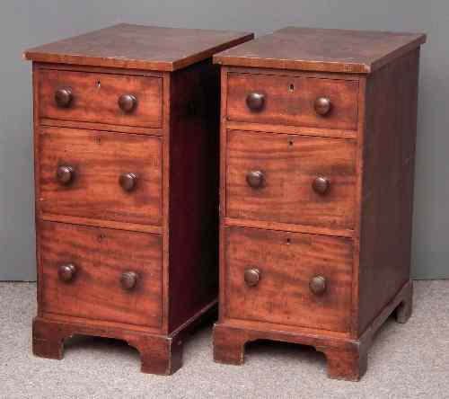 Appraisal: A pair of mahogany bedside chests of drawers on bracket