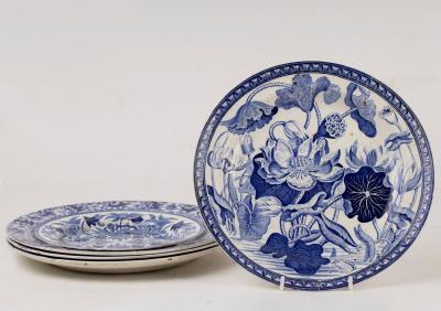 Appraisal: A pair Wedgwood 'Chinese Vase' pattern plates a 'Waterlily' plate