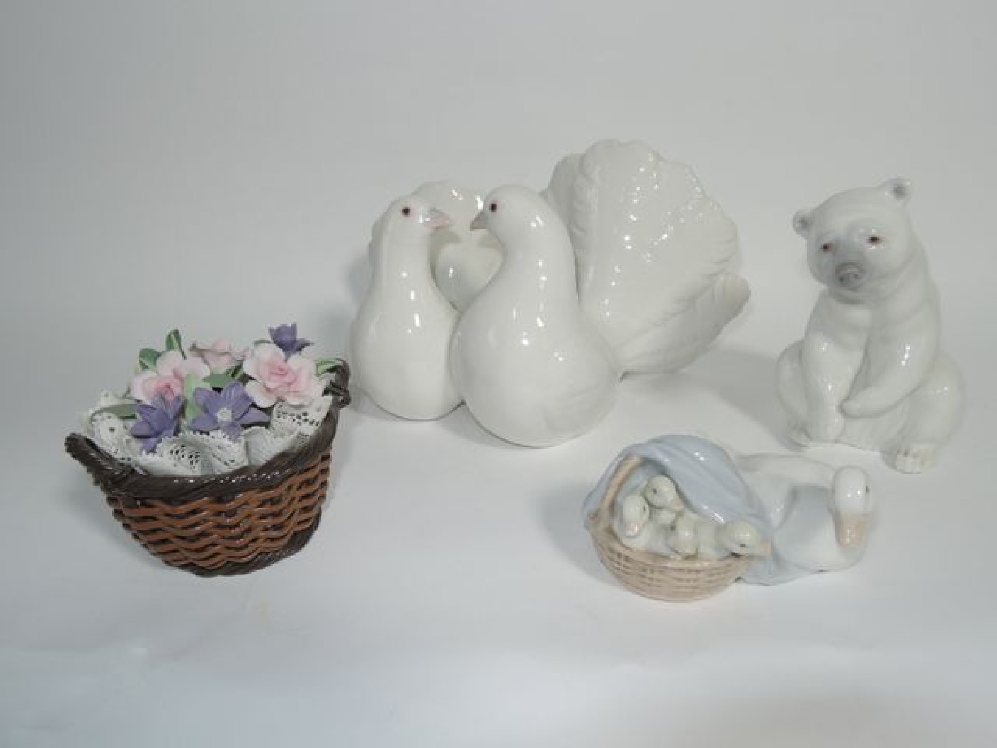 Appraisal: A collection of Lladro ceramics including a pair of doves