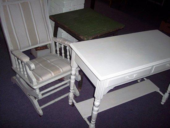 Appraisal: A painted wash stand fitted two drawers on turned legs